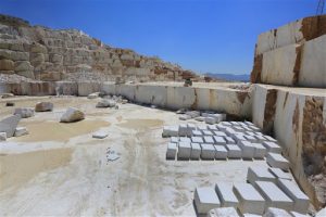 من كتلة خام إلى قطعة فاخرة جاهزة للتركيب.. رخام يُصنع ليعكس هوية مشروعك