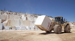 استخراج الرخام من المحاجر: الدقة قبل القوة