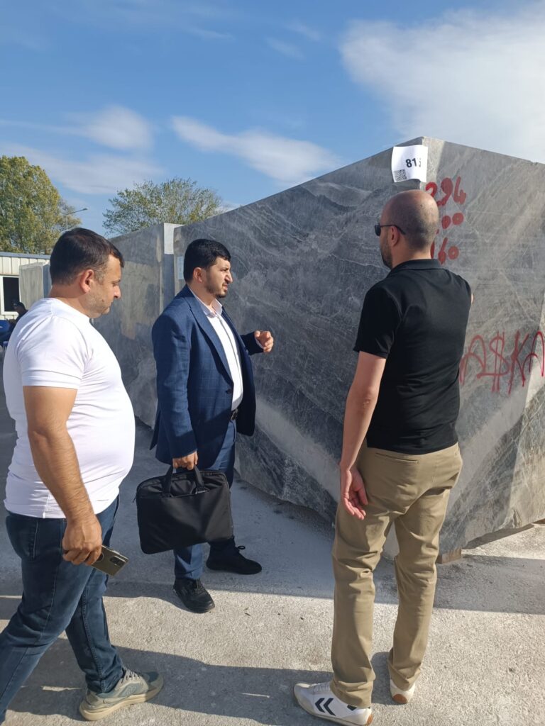 تتعاقد شركة قربي للرخام مع محاجر تراعي الاستدامة في استخراج الحجر والرخام الطبيعي