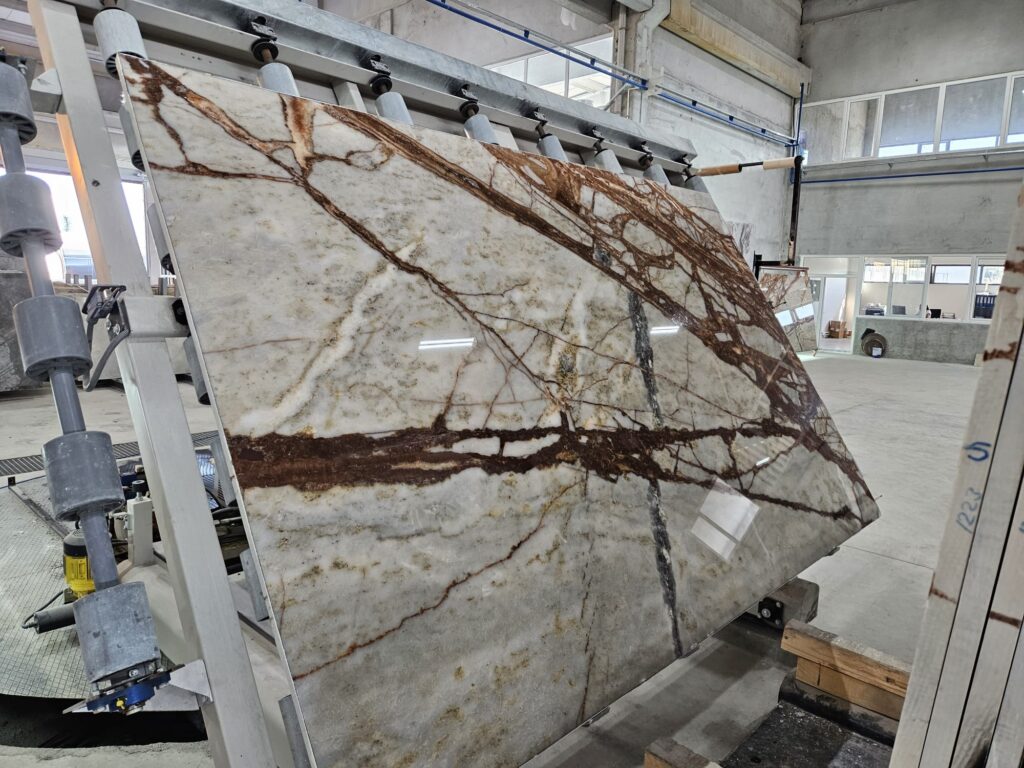 يقدّم مصنع قُربي للرخام نموذجًا متكاملًا يجمع بين التصنيع الاحترافي، الرقابة الصارمة على الجودة