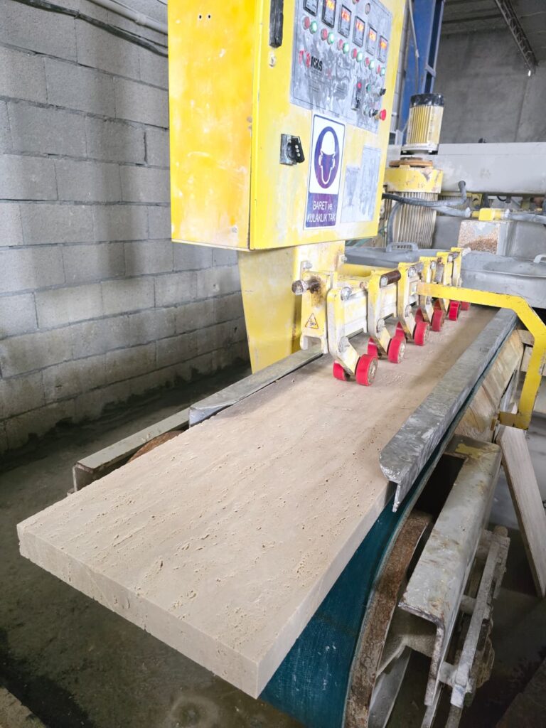 يتميّز الرخام التركي بمواصفات تجعله من أكثر الأحجار الطبيعية طلبًا في الأسواق الدولية